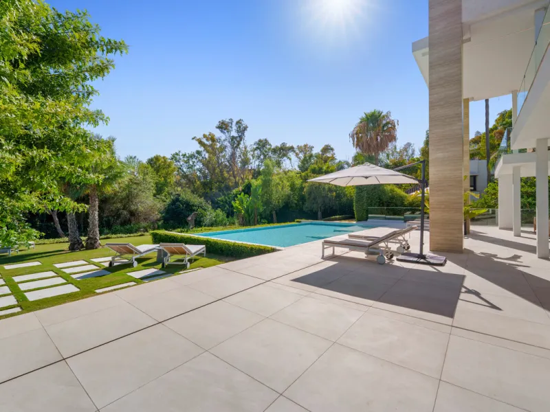 Nestled in the prestigious Altos de Puente Romano on Marbella's Golden Mile, Villa Romano is the epitome of modern Mediterranean luxury. This striking six-bedroom, six-bathroom residence blends sleek contemporary architecture with warm natural tones, crea
