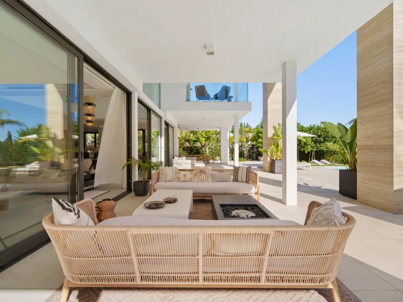 Nestled in the prestigious Altos de Puente Romano on Marbella's Golden Mile, Villa Romano is the epitome of modern Mediterranean luxury. This striking six-bedroom, six-bathroom residence blends sleek contemporary architecture with warm natural tones, crea
