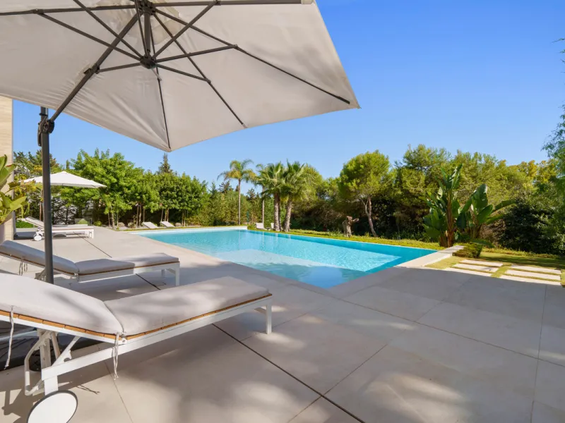 Nestled in the prestigious Altos de Puente Romano on Marbella's Golden Mile, Villa Romano is the epitome of modern Mediterranean luxury. This striking six-bedroom, six-bathroom residence blends sleek contemporary architecture with warm natural tones, crea