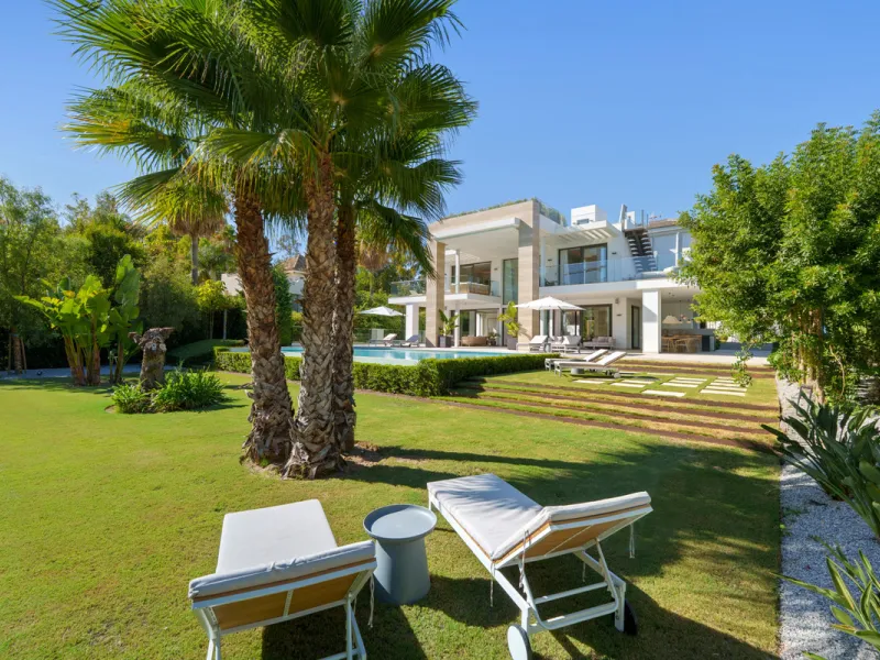 Nestled in the prestigious Altos de Puente Romano on Marbella's Golden Mile, Villa Romano is the epitome of modern Mediterranean luxury. This striking six-bedroom, six-bathroom residence blends sleek contemporary architecture with warm natural tones, crea