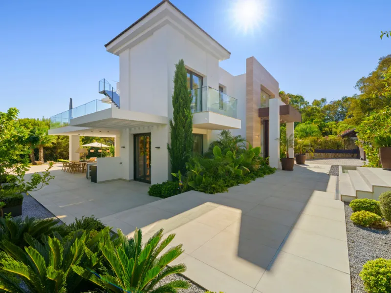 Nestled in the prestigious Altos de Puente Romano on Marbella's Golden Mile, Villa Romano is the epitome of modern Mediterranean luxury. This striking six-bedroom, six-bathroom residence blends sleek contemporary architecture with warm natural tones, crea