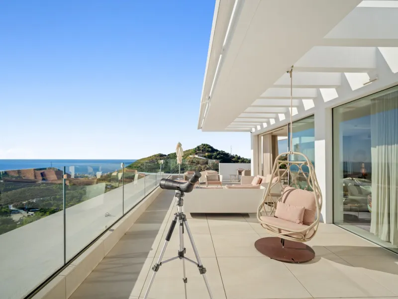 This exceptional duplex penthouse occupies one of the best positions within the exclusive Palo Alto community in Ojén, offering unobstructed panoramic sea views across the Mediterranean coastline.