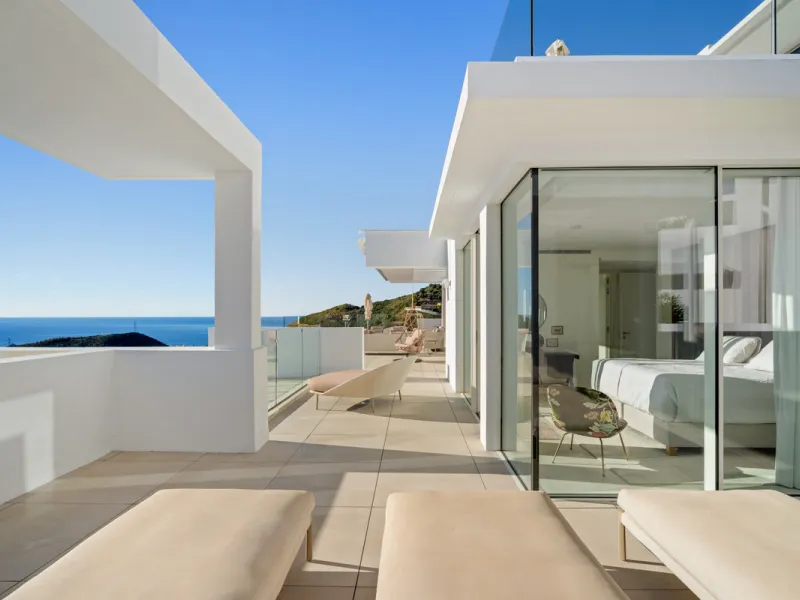 This exceptional duplex penthouse occupies one of the best positions within the exclusive Palo Alto community in Ojén, offering unobstructed panoramic sea views across the Mediterranean coastline.