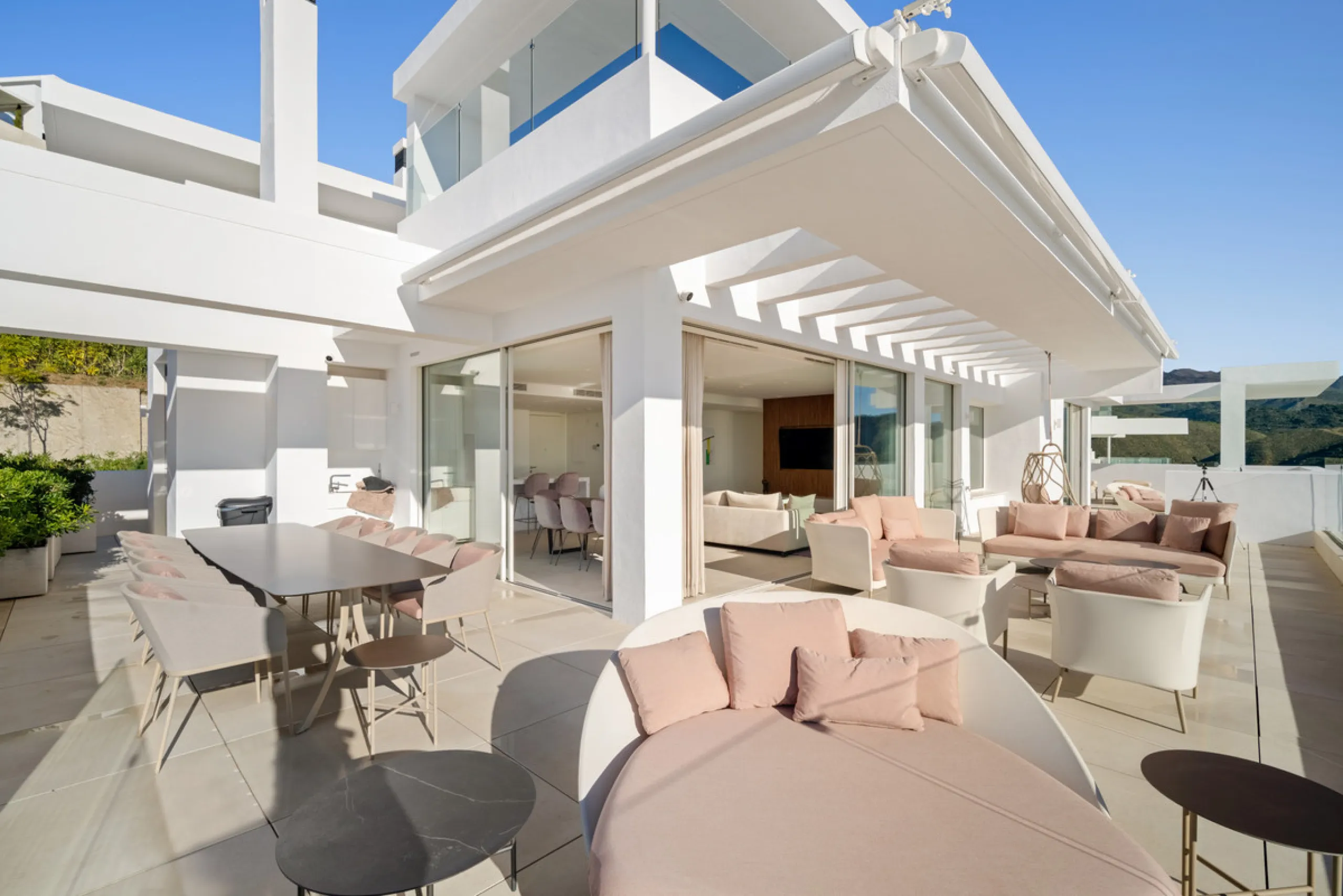 This exceptional duplex penthouse occupies one of the best positions within the exclusive Palo Alto community in Ojén, offering unobstructed panoramic sea views across the Mediterranean coastline.