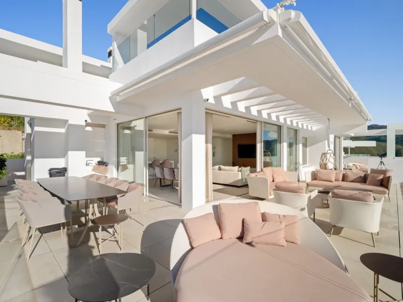 This exceptional duplex penthouse occupies one of the best positions within the exclusive Palo Alto community in Ojén, offering unobstructed panoramic sea views across the Mediterranean coastline.