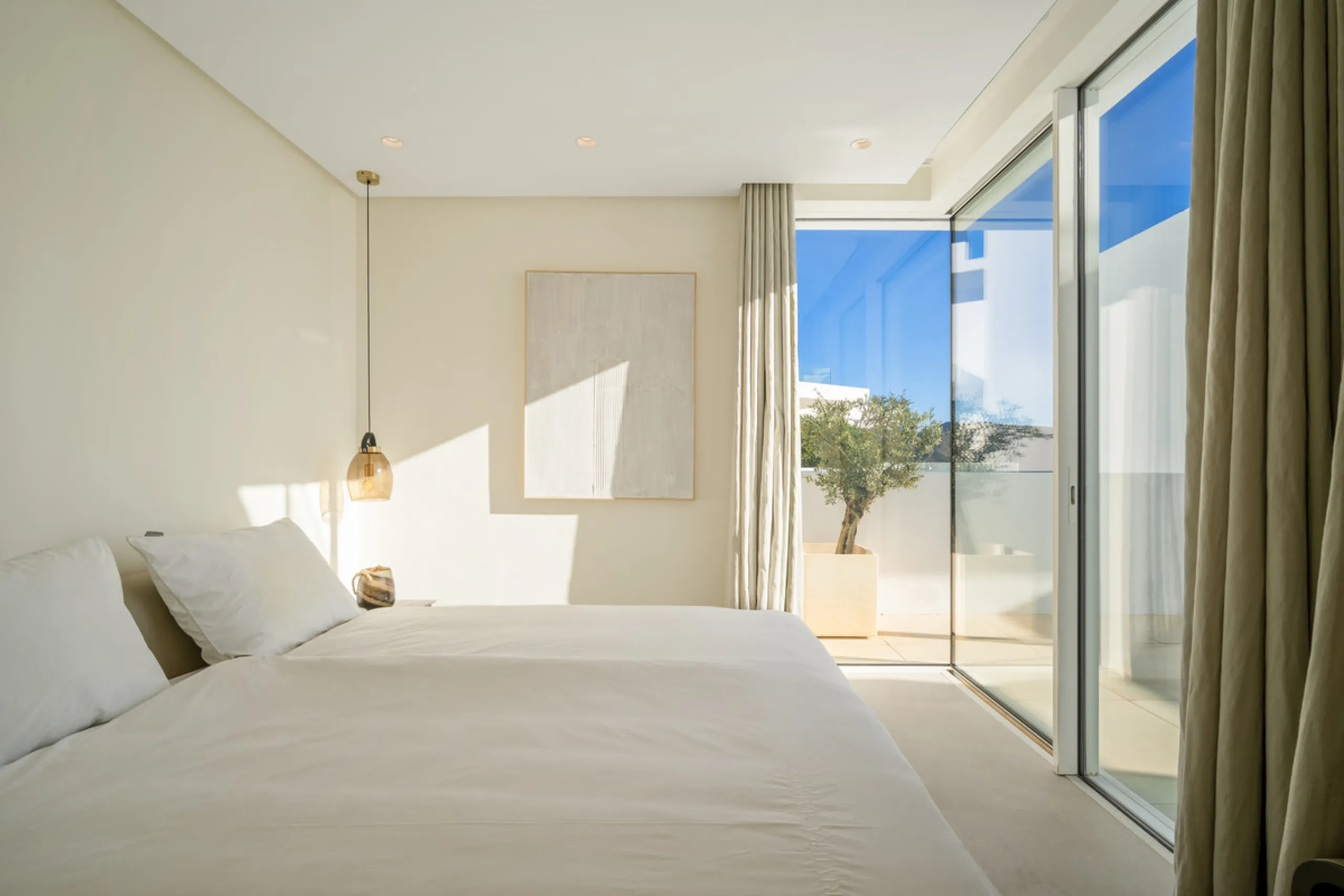 This exceptional duplex penthouse occupies one of the best positions within the exclusive Palo Alto community in Ojén, offering unobstructed panoramic sea views across the Mediterranean coastline.