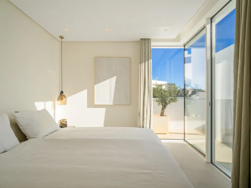 This exceptional duplex penthouse occupies one of the best positions within the exclusive Palo Alto community in Ojén, offering unobstructed panoramic sea views across the Mediterranean coastline.