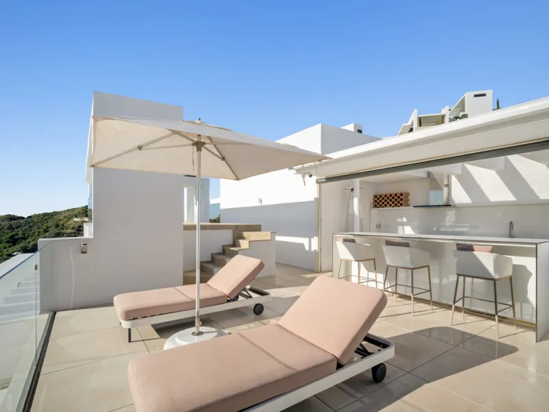 This exceptional duplex penthouse occupies one of the best positions within the exclusive Palo Alto community in Ojén, offering unobstructed panoramic sea views across the Mediterranean coastline.