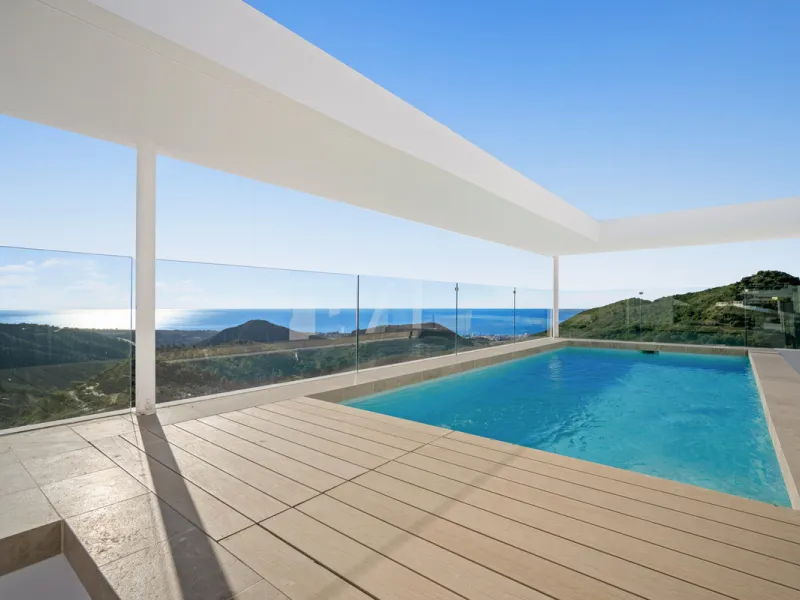 This exceptional duplex penthouse occupies one of the best positions within the exclusive Palo Alto community in Ojén, offering unobstructed panoramic sea views across the Mediterranean coastline.