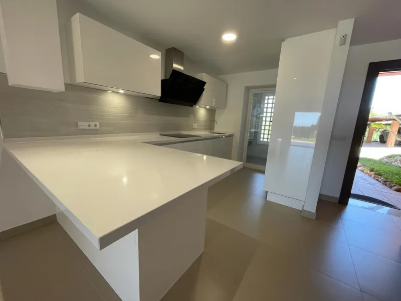 A three bedroom townhouse located in Paradise Bellevue, in El Paraíso, which is part of the New Golden Mile. Here is a more detailed description of the property features: