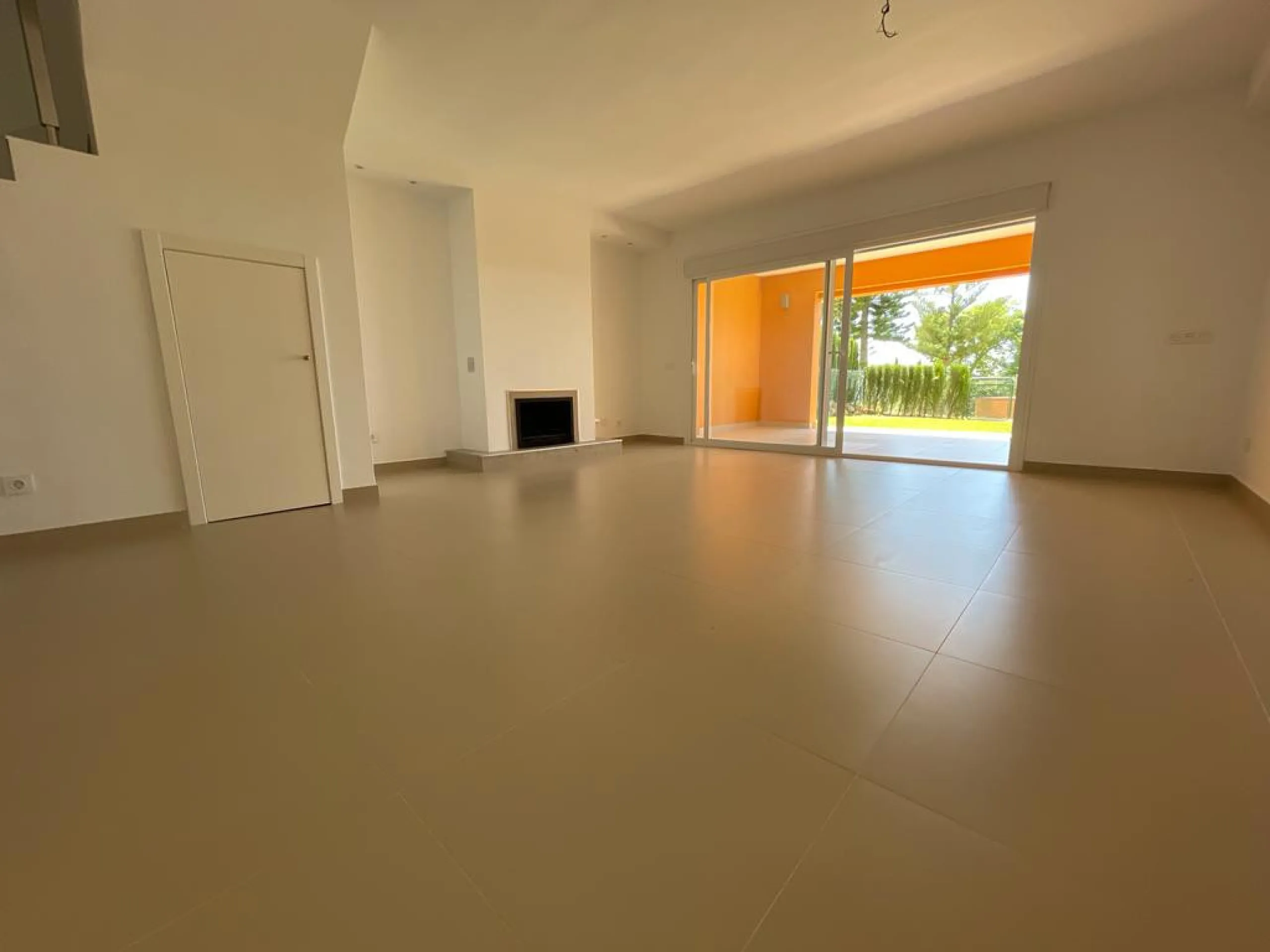 A three bedroom townhouse located in Paradise Bellevue, in El Paraíso, which is part of the New Golden Mile. Here is a more detailed description of the property features: