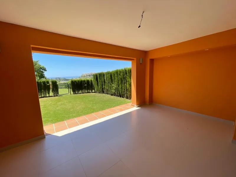 A three bedroom townhouse located in Paradise Bellevue, in El Paraíso, which is part of the New Golden Mile. Here is a more detailed description of the property features: