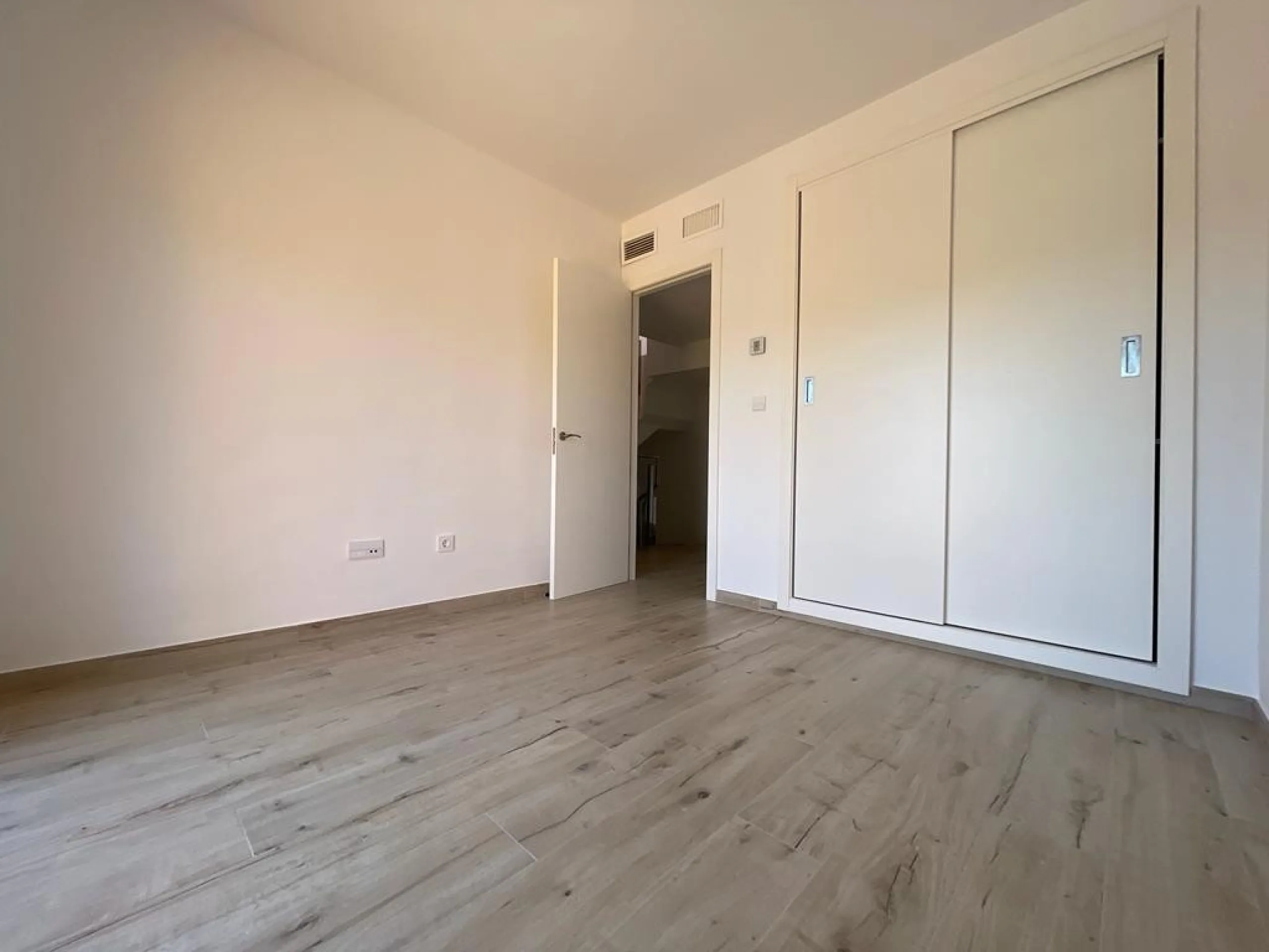 A three bedroom townhouse located in Paradise Bellevue, in El Paraíso, which is part of the New Golden Mile. Here is a more detailed description of the property features: