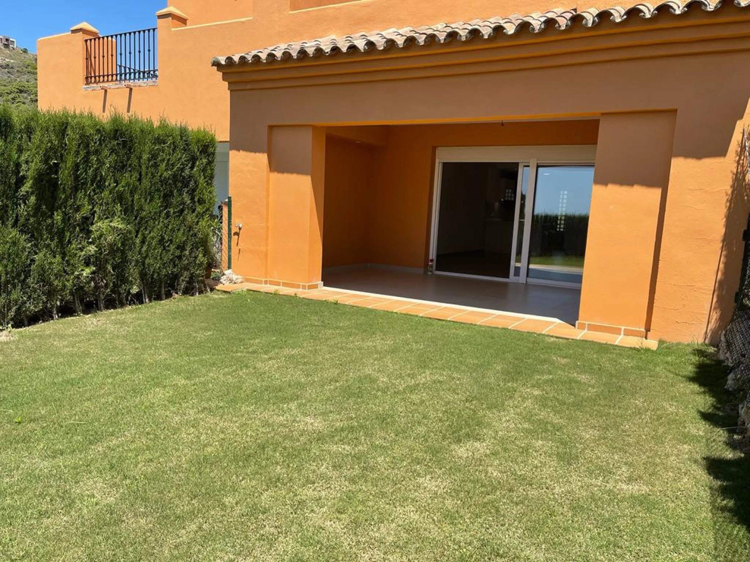 A three bedroom townhouse located in Paradise Bellevue, in El Paraíso, which is part of the New Golden Mile. Here is a more detailed description of the property features: