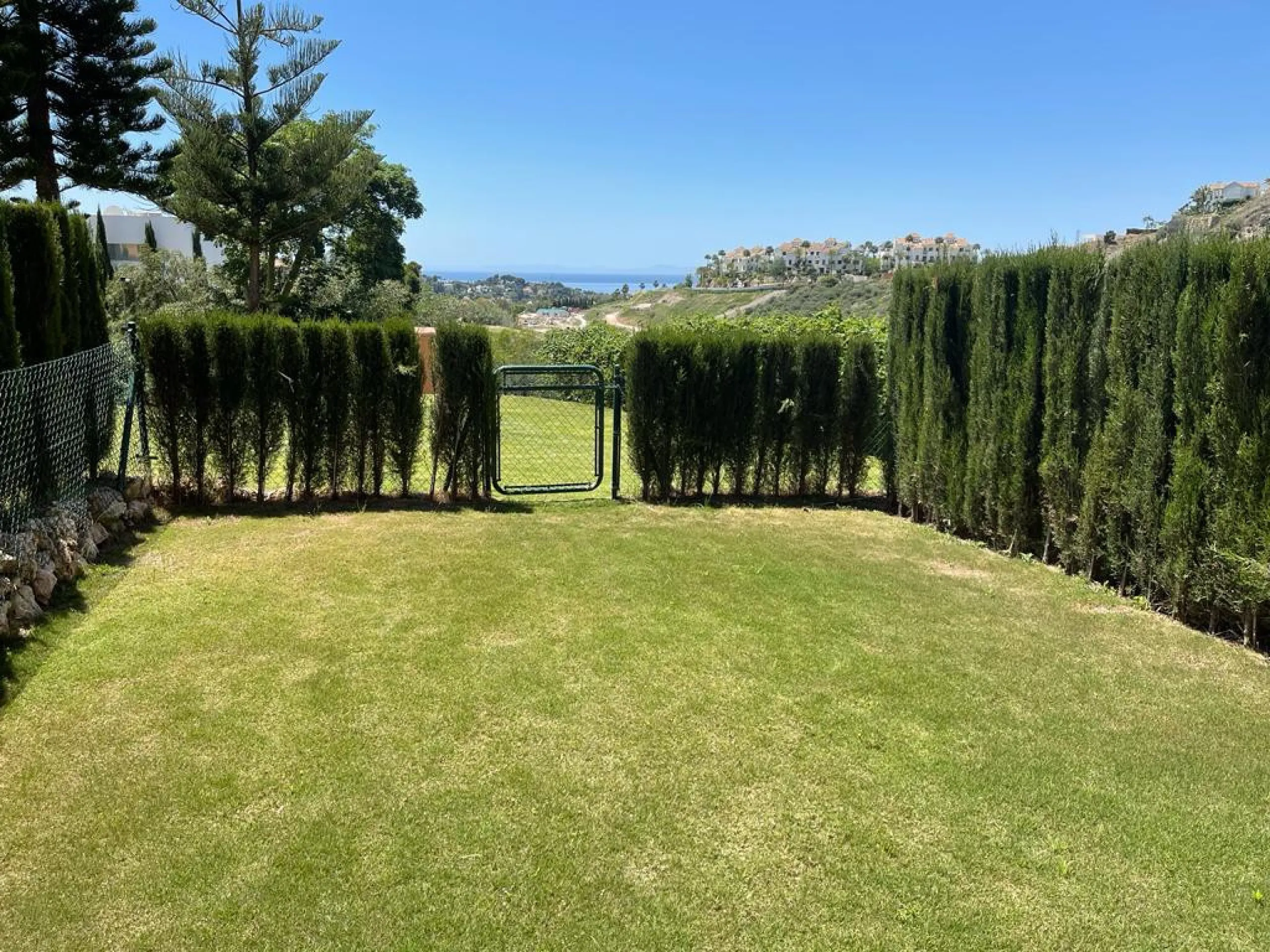 A three bedroom townhouse located in Paradise Bellevue, in El Paraíso, which is part of the New Golden Mile. Here is a more detailed description of the property features: