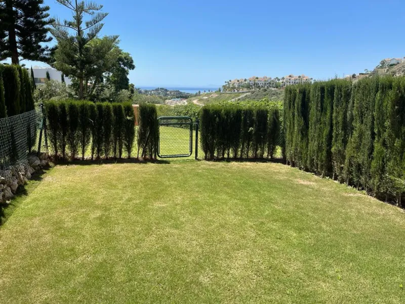 A three bedroom townhouse located in Paradise Bellevue, in El Paraíso, which is part of the New Golden Mile. Here is a more detailed description of the property features: