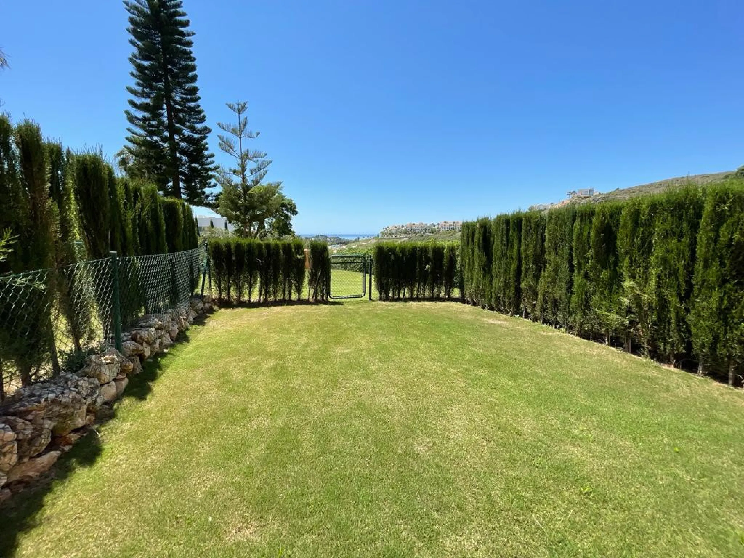 A three bedroom townhouse located in Paradise Bellevue, in El Paraíso, which is part of the New Golden Mile. Here is a more detailed description of the property features: