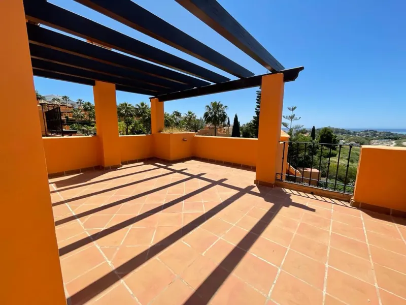 A three bedroom townhouse located in Paradise Bellevue, in El Paraíso, which is part of the New Golden Mile. Here is a more detailed description of the property features: