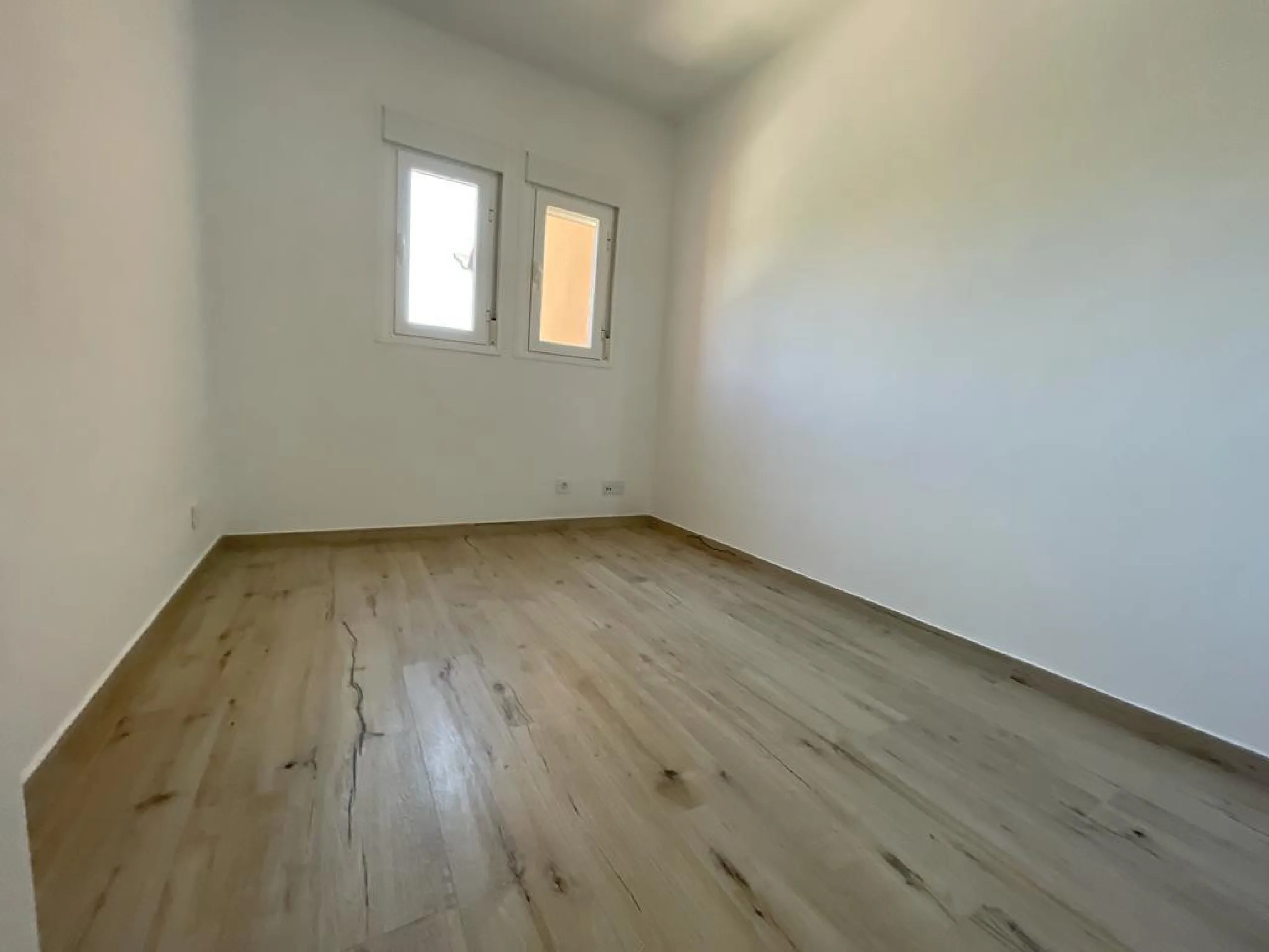 A three bedroom townhouse located in Paradise Bellevue, in El Paraíso, which is part of the New Golden Mile. Here is a more detailed description of the property features: