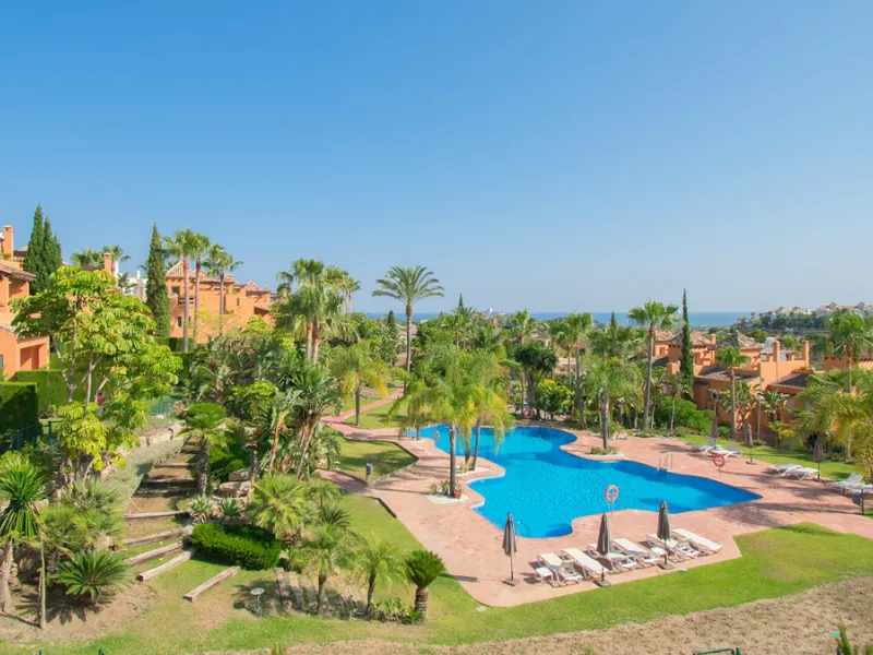 A three bedroom townhouse located in Paradise Bellevue, in El Paraíso, which is part of the New Golden Mile. Here is a more detailed description of the property features: