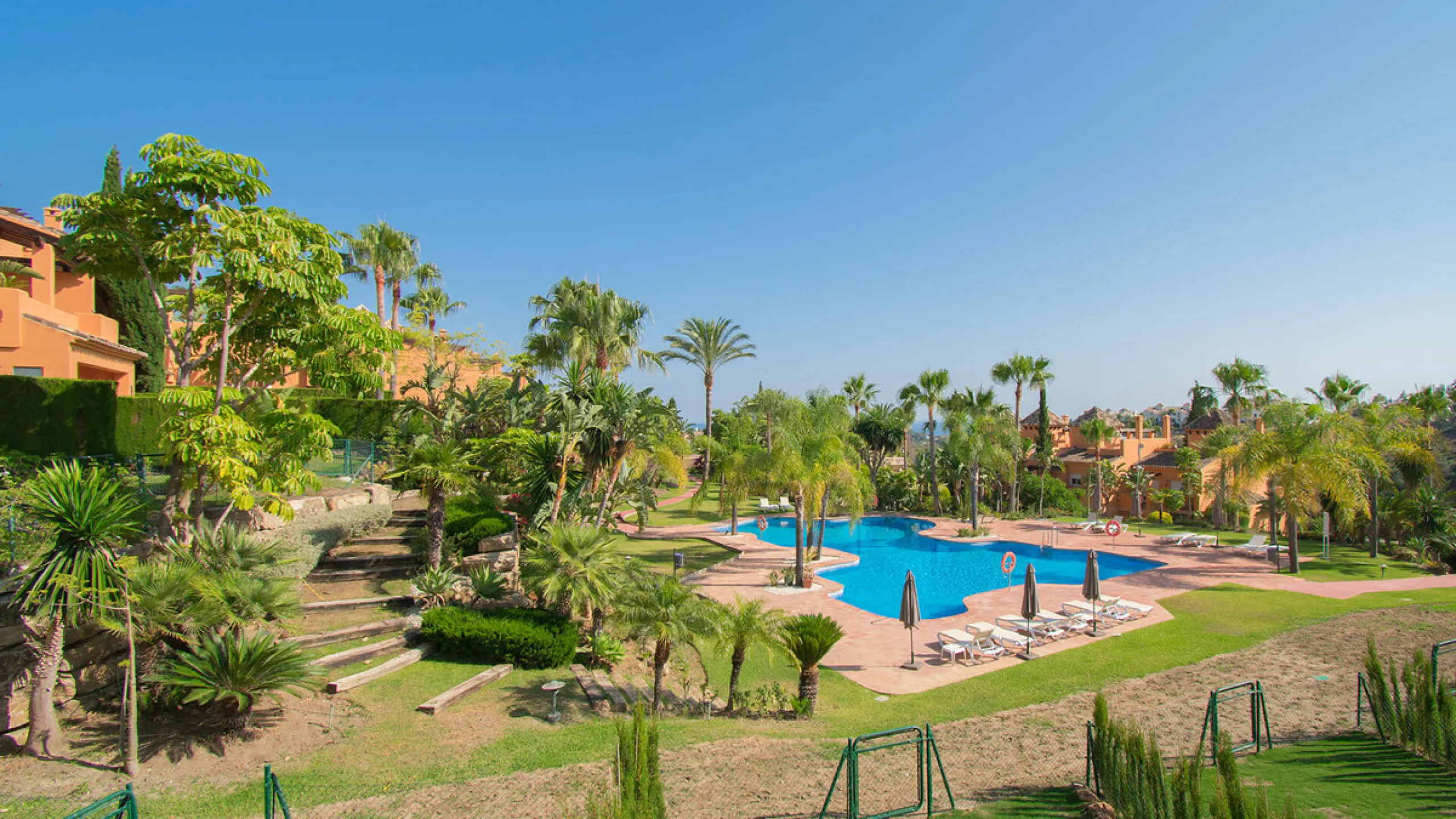 A three bedroom townhouse located in Paradise Bellevue, in El Paraíso, which is part of the New Golden Mile. Here is a more detailed description of the property features: