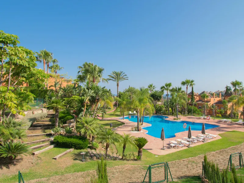 A three bedroom townhouse located in Paradise Bellevue, in El Paraíso, which is part of the New Golden Mile. Here is a more detailed description of the property features: