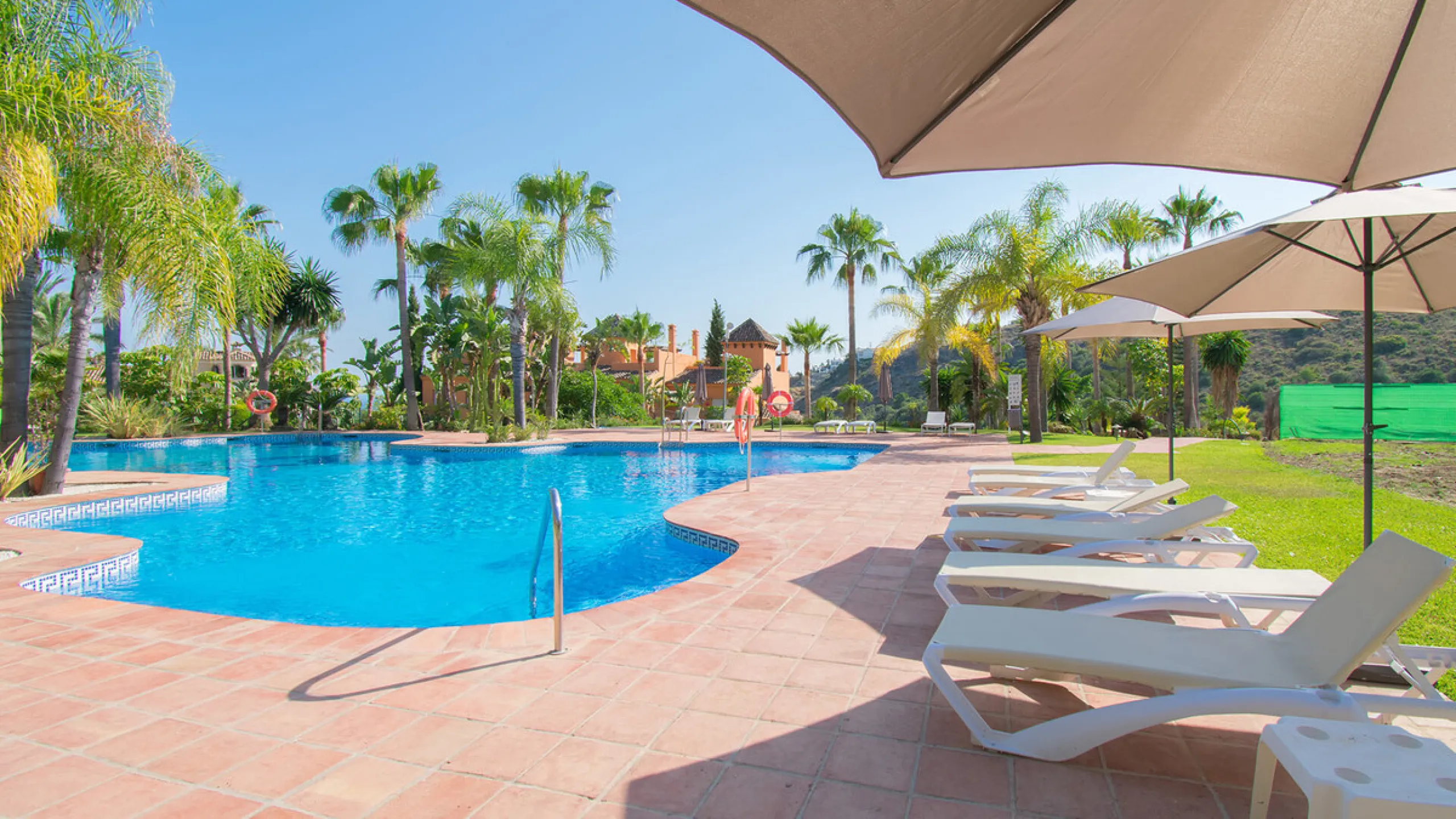A three bedroom townhouse located in Paradise Bellevue, in El Paraíso, which is part of the New Golden Mile. Here is a more detailed description of the property features: