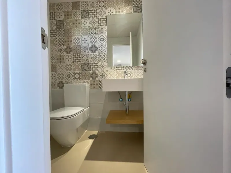 A three bedroom townhouse located in Paradise Bellevue, in El Paraíso, which is part of the New Golden Mile. Here is a more detailed description of the property features: