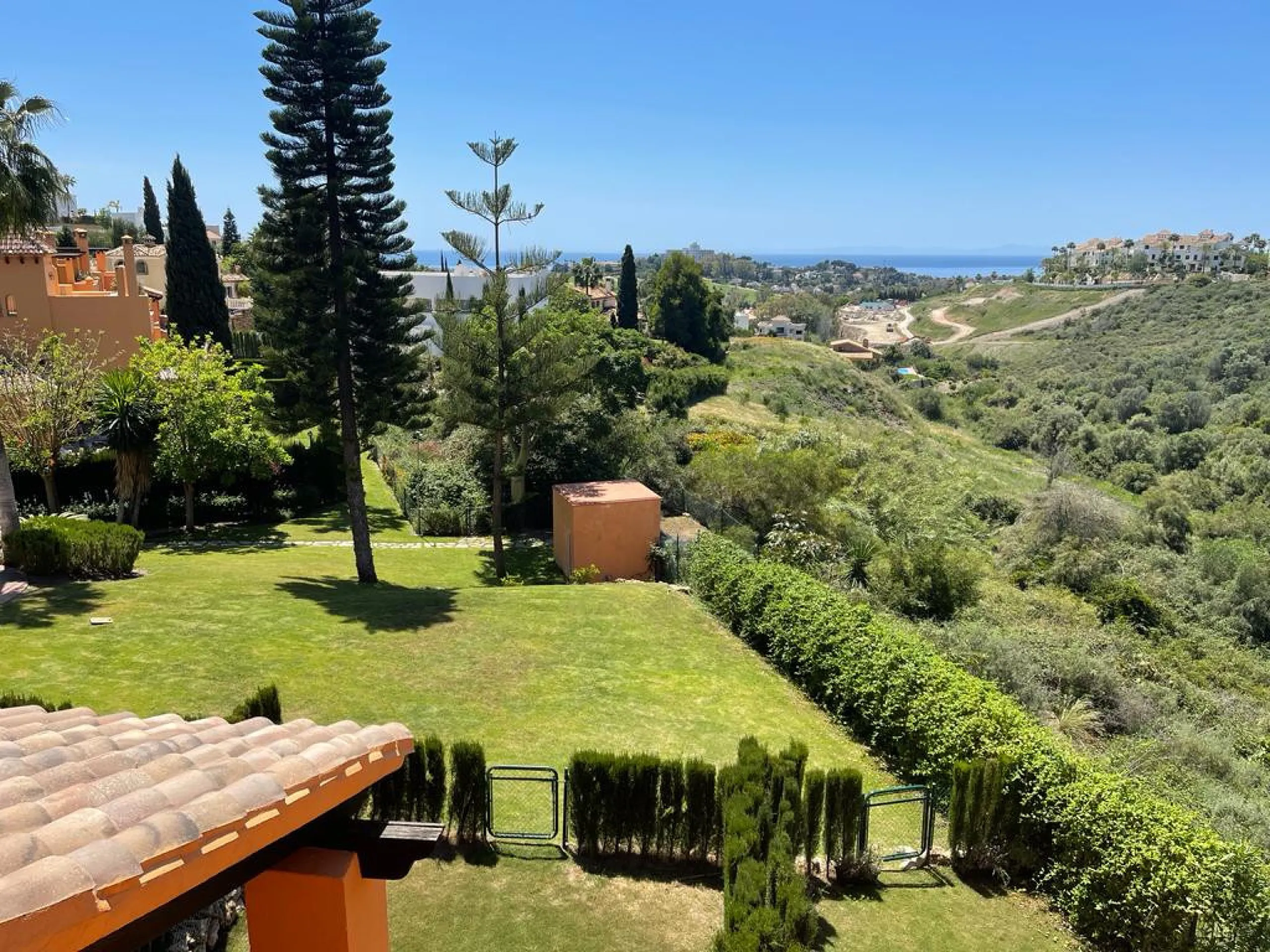 A three bedroom townhouse located in Paradise Bellevue, in El Paraíso, which is part of the New Golden Mile. Here is a more detailed description of the property features: