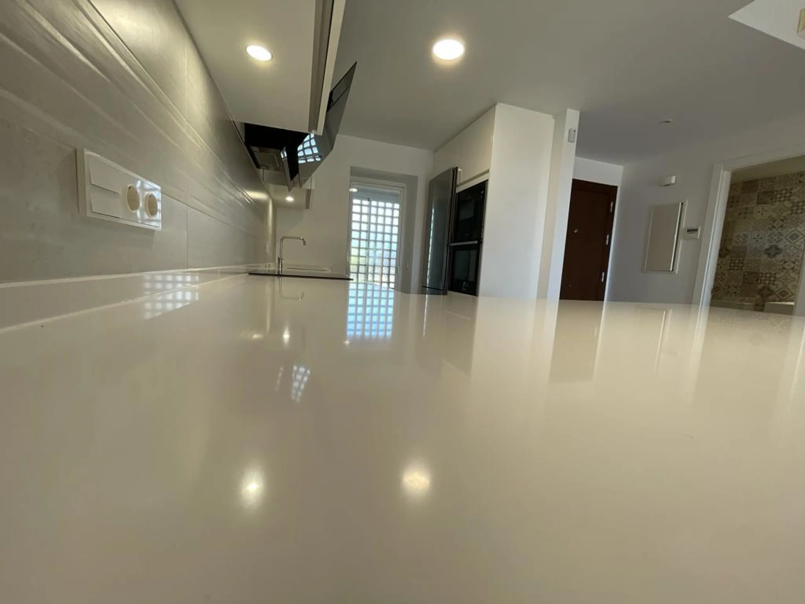 A three bedroom townhouse located in Paradise Bellevue, in El Paraíso, which is part of the New Golden Mile. Here is a more detailed description of the property features: