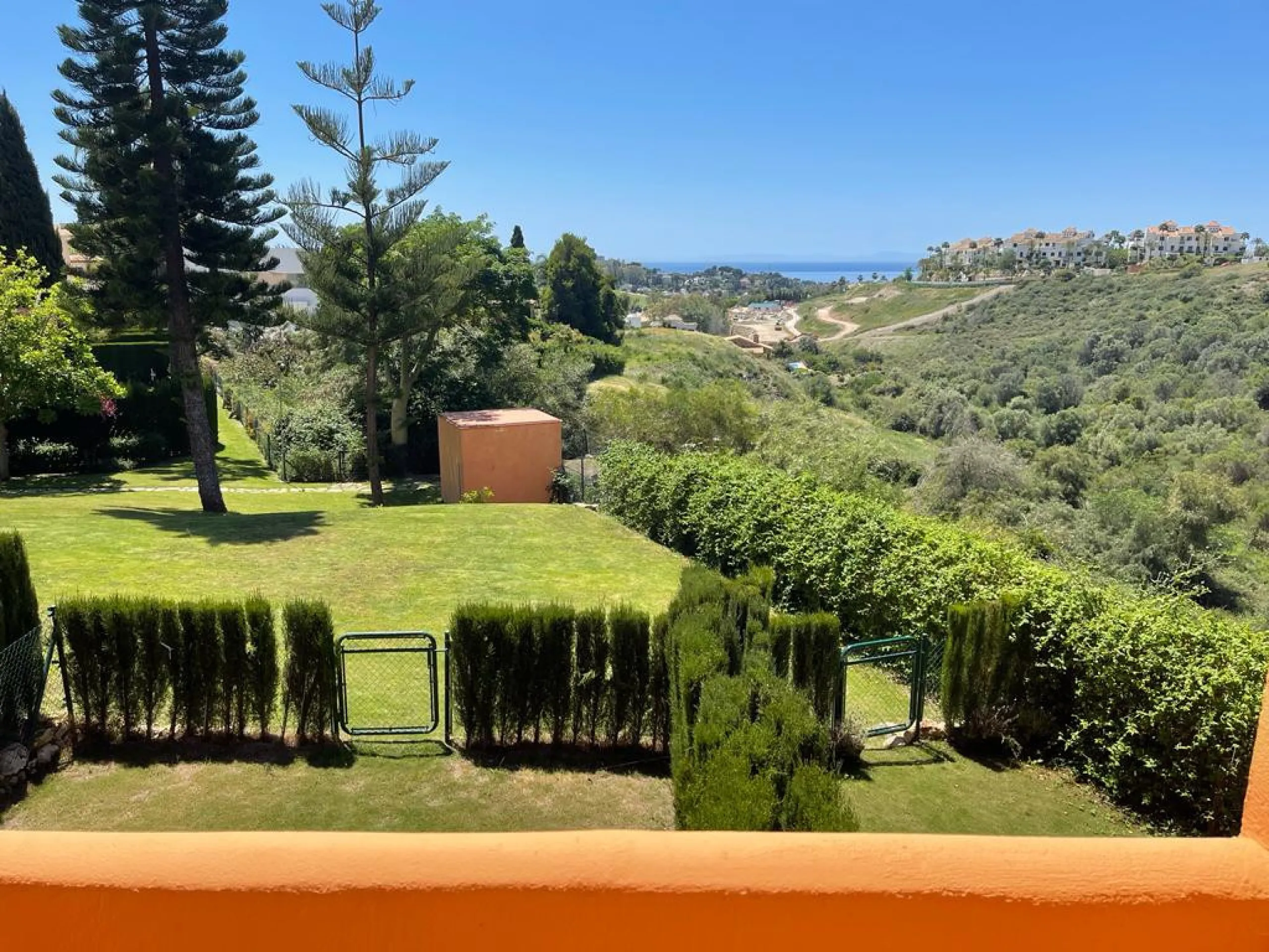 A three bedroom townhouse located in Paradise Bellevue, in El Paraíso, which is part of the New Golden Mile. Here is a more detailed description of the property features: