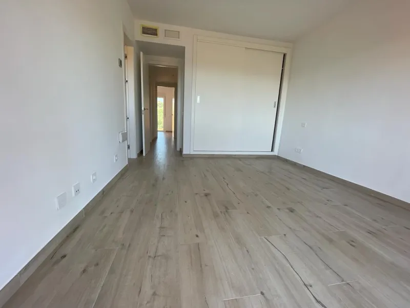 A three bedroom townhouse located in Paradise Bellevue, in El Paraíso, which is part of the New Golden Mile. Here is a more detailed description of the property features: