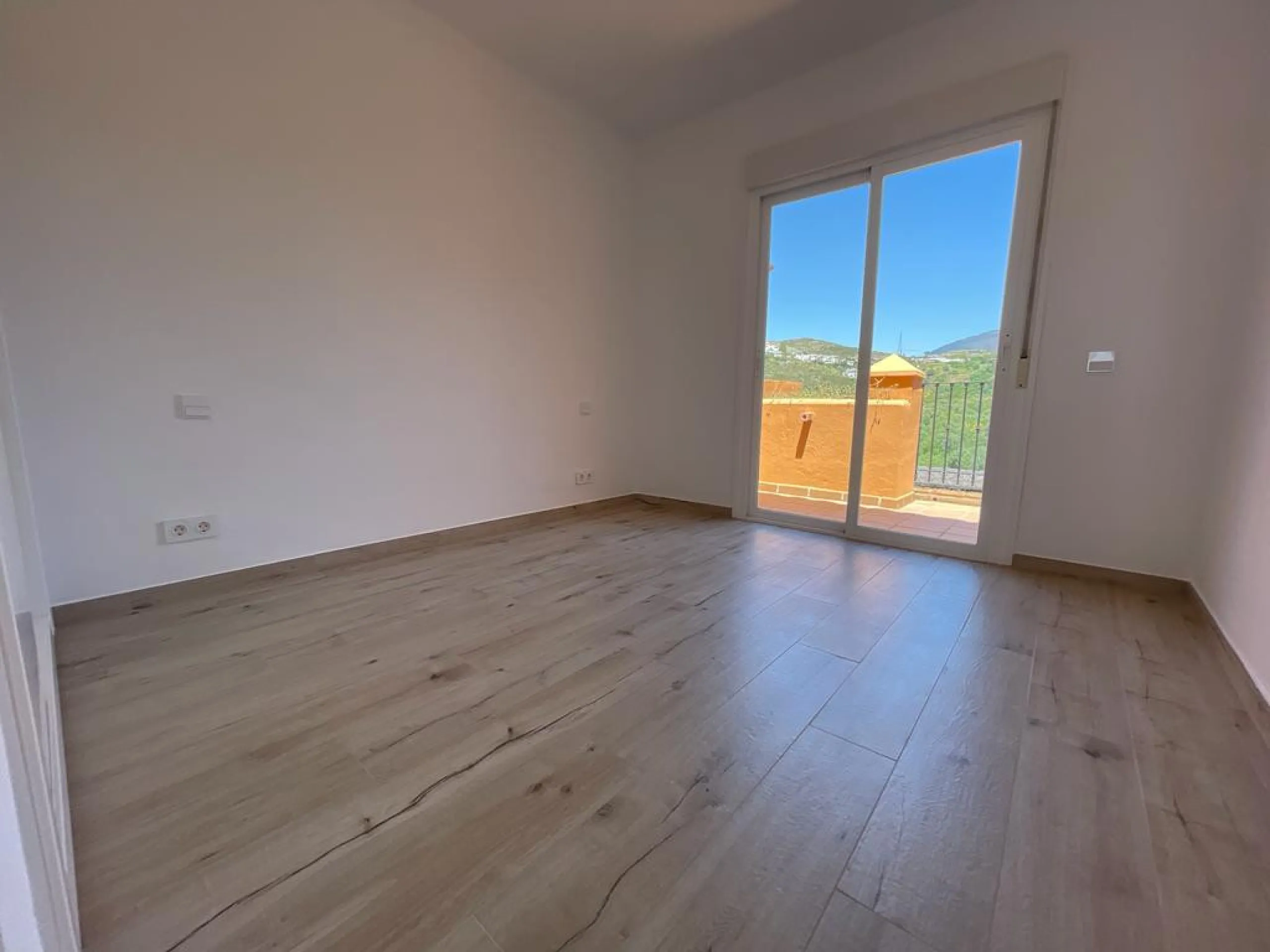 A three bedroom townhouse located in Paradise Bellevue, in El Paraíso, which is part of the New Golden Mile. Here is a more detailed description of the property features: