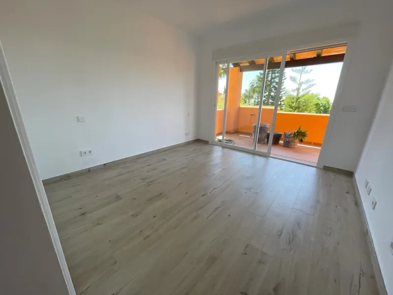 A three bedroom townhouse located in Paradise Bellevue, in El Paraíso, which is part of the New Golden Mile. Here is a more detailed description of the property features: