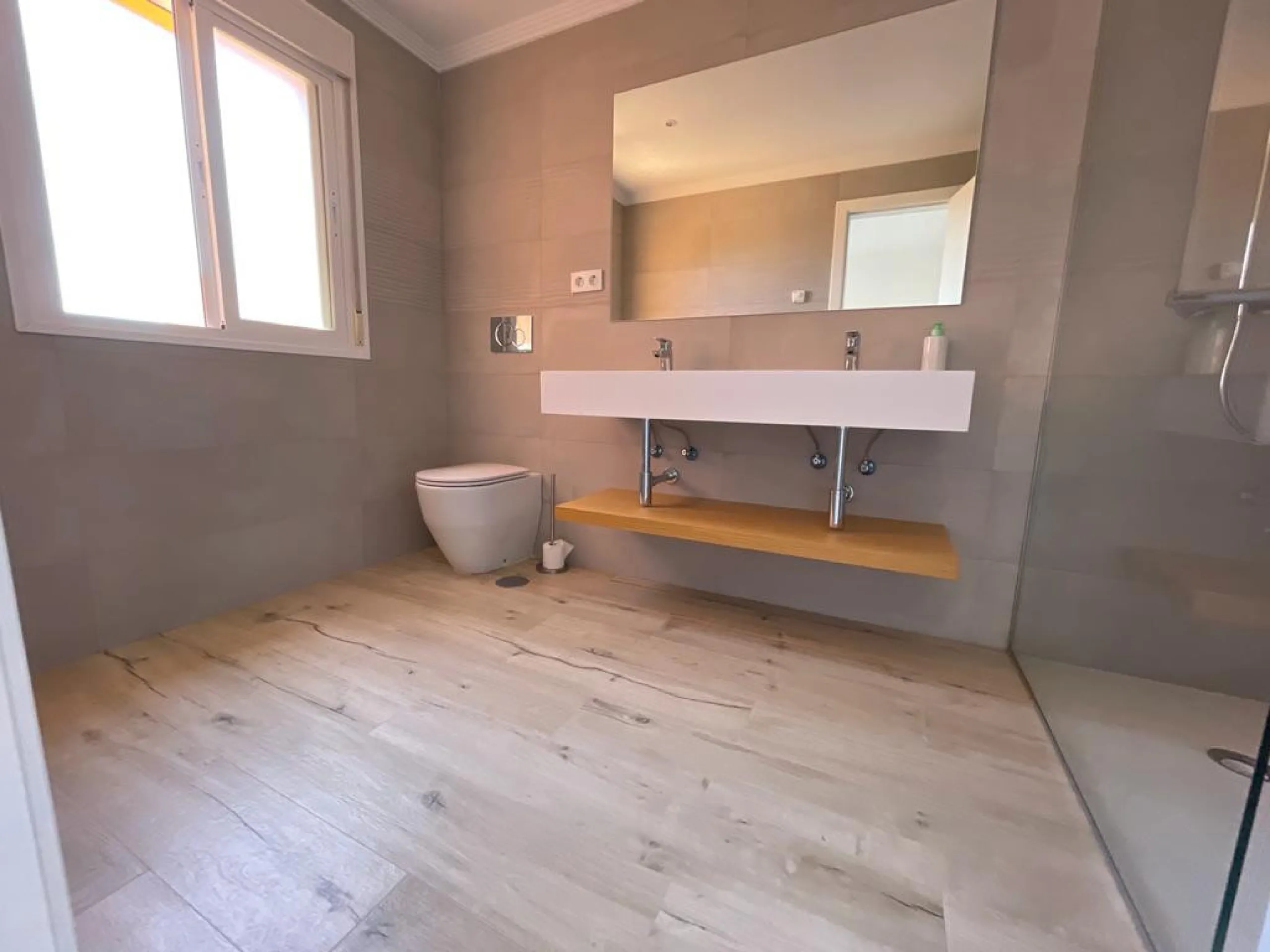 A three bedroom townhouse located in Paradise Bellevue, in El Paraíso, which is part of the New Golden Mile. Here is a more detailed description of the property features: