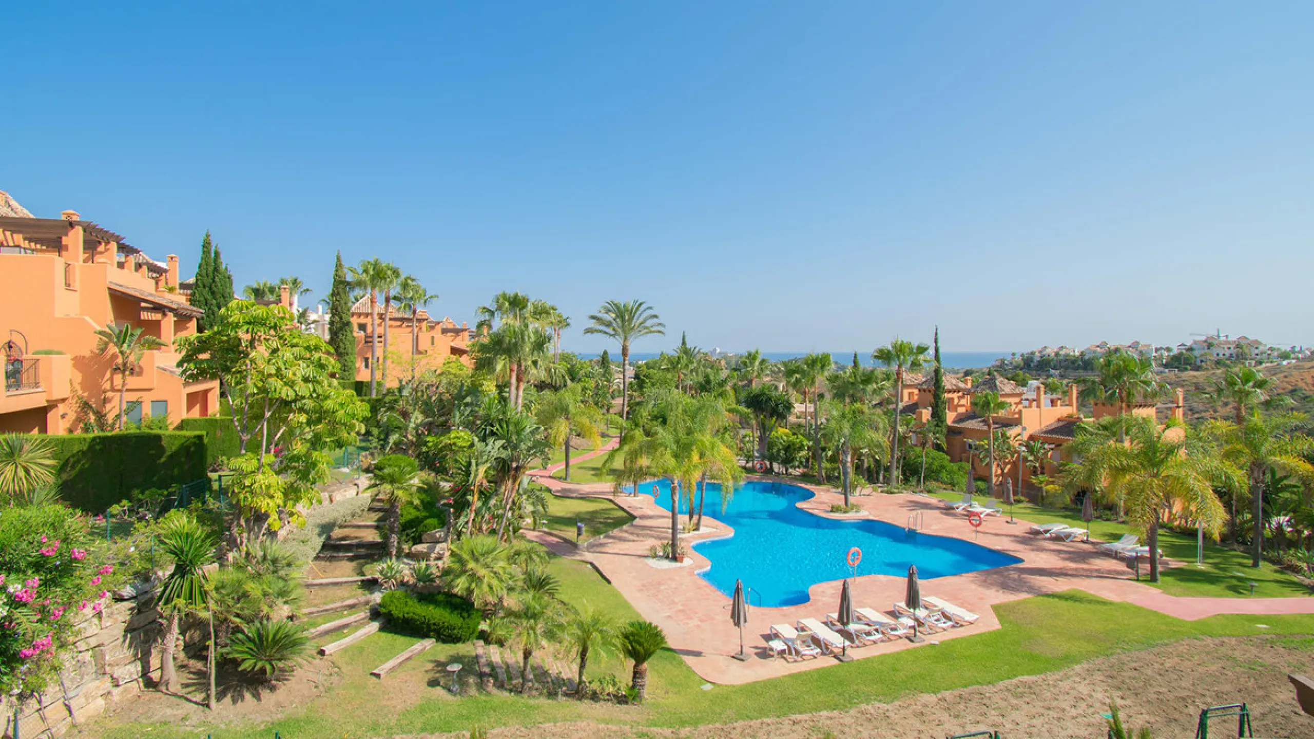 A three bedroom townhouse located in Paradise Bellevue, in El Paraíso, which is part of the New Golden Mile. Here is a more detailed description of the property features: