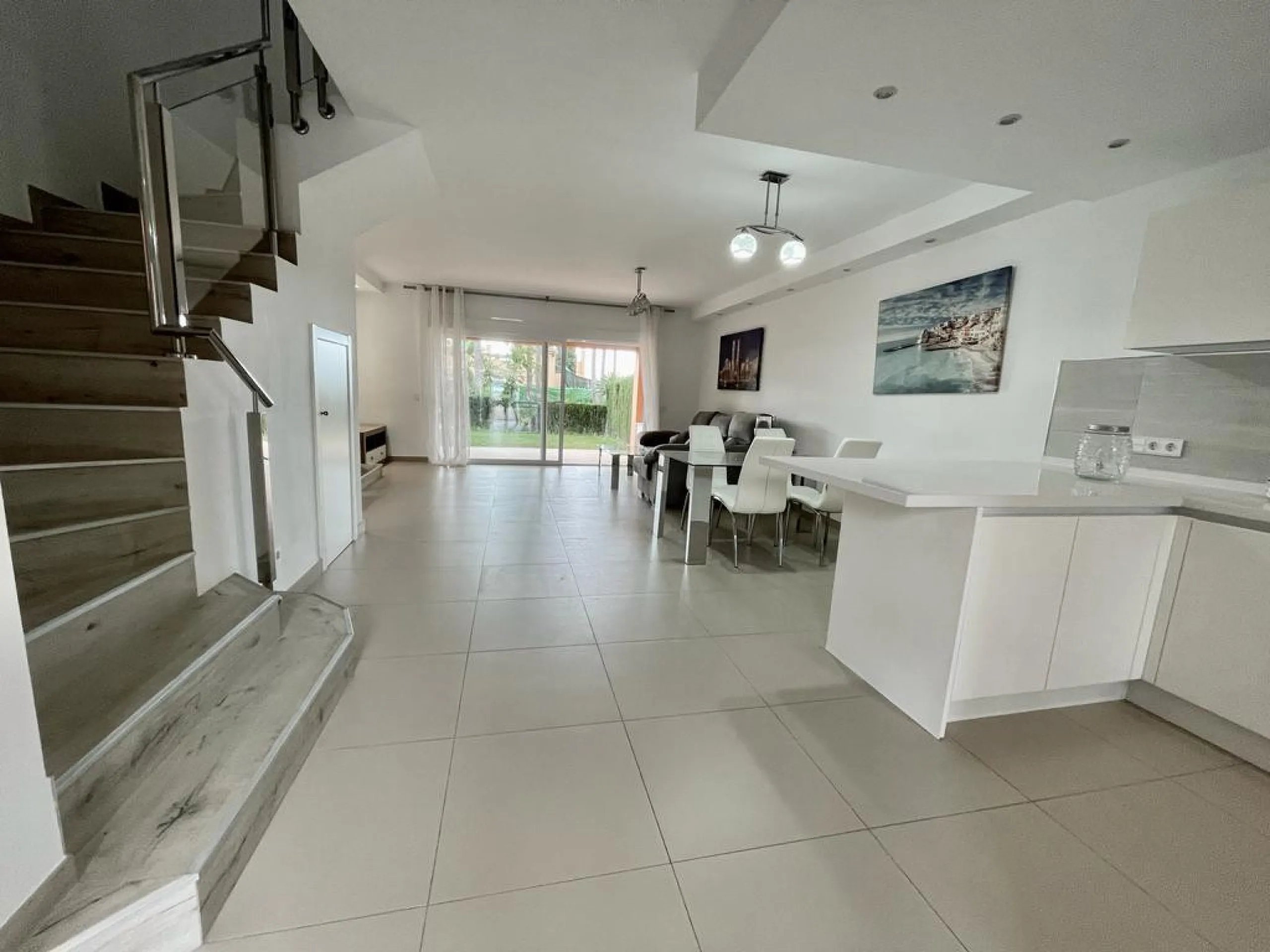 New south facing three bedroom townhouse in Paraiso Bellevue, in El Paraiso on the New Golden Mile, just a short drive from the beach and all leisure amenities. The complex boasts fantastically maintained gardens and a large communal lagoon style swimming