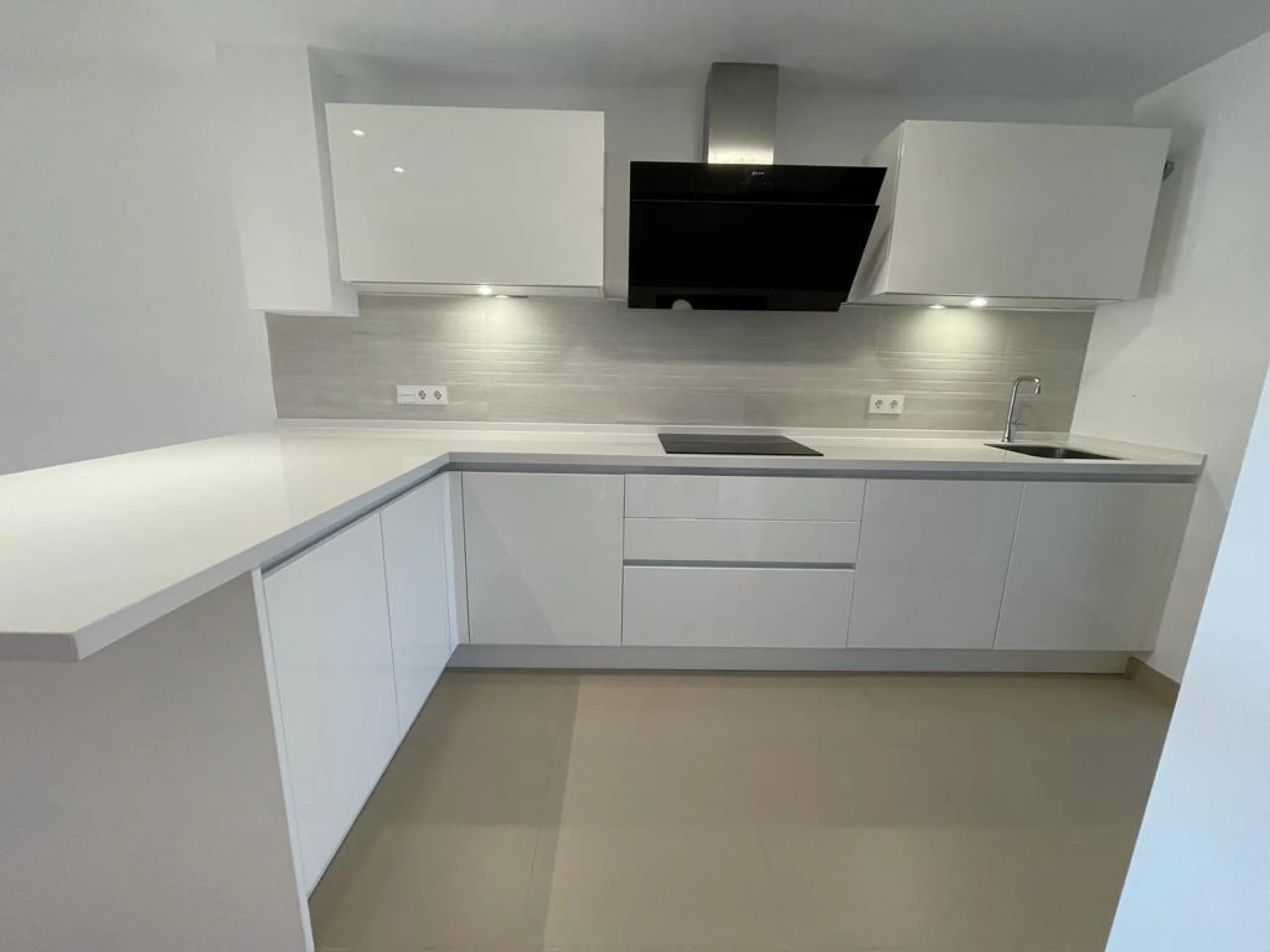 New south facing three bedroom townhouse in Paraiso Bellevue, in El Paraiso on the New Golden Mile, just a short drive from the beach and all leisure amenities. The complex boasts fantastically maintained gardens and a large communal lagoon style swimming