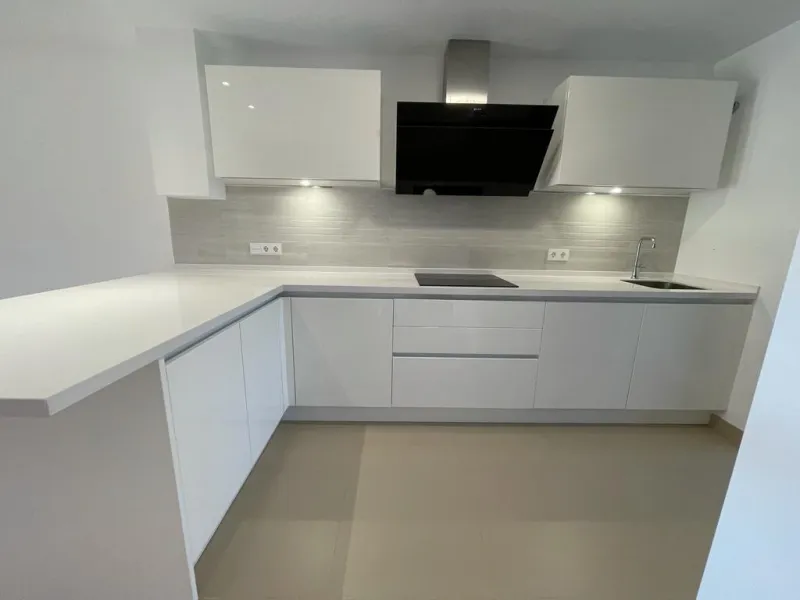 New south facing three bedroom townhouse in Paraiso Bellevue, in El Paraiso on the New Golden Mile, just a short drive from the beach and all leisure amenities. The complex boasts fantastically maintained gardens and a large communal lagoon style swimming