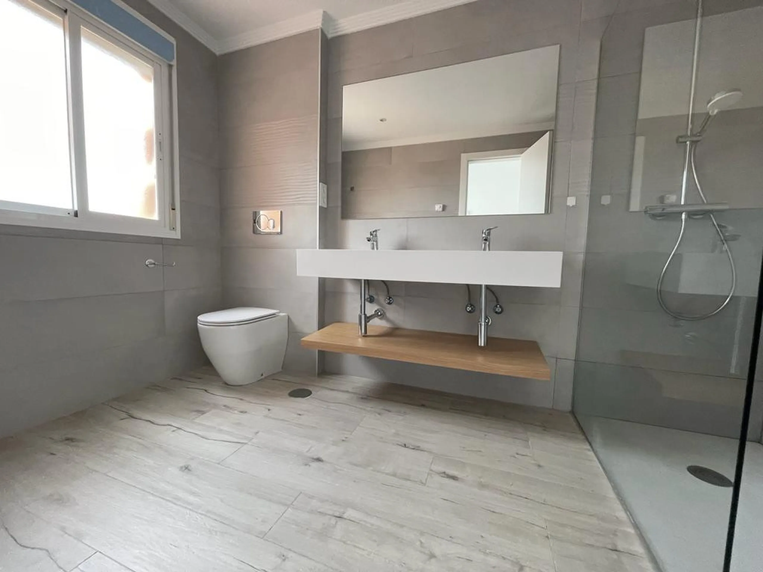 New south facing three bedroom townhouse in Paraiso Bellevue, in El Paraiso on the New Golden Mile, just a short drive from the beach and all leisure amenities. The complex boasts fantastically maintained gardens and a large communal lagoon style swimming