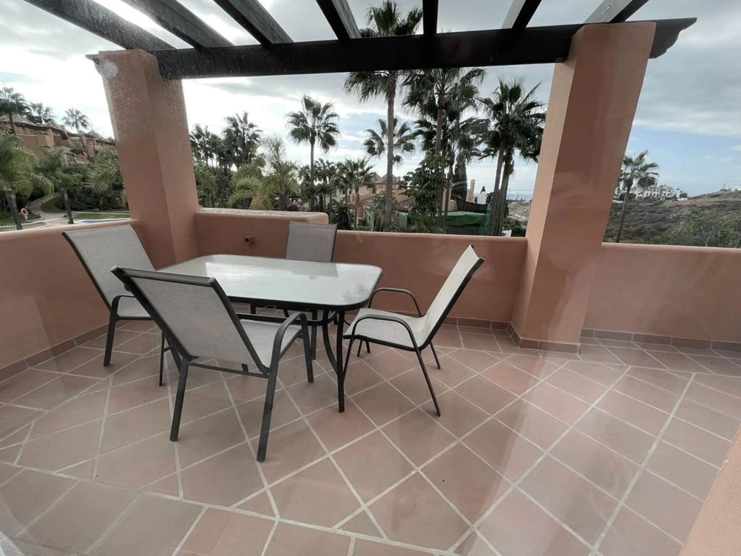 New south facing three bedroom townhouse in Paraiso Bellevue, in El Paraiso on the New Golden Mile, just a short drive from the beach and all leisure amenities. The complex boasts fantastically maintained gardens and a large communal lagoon style swimming