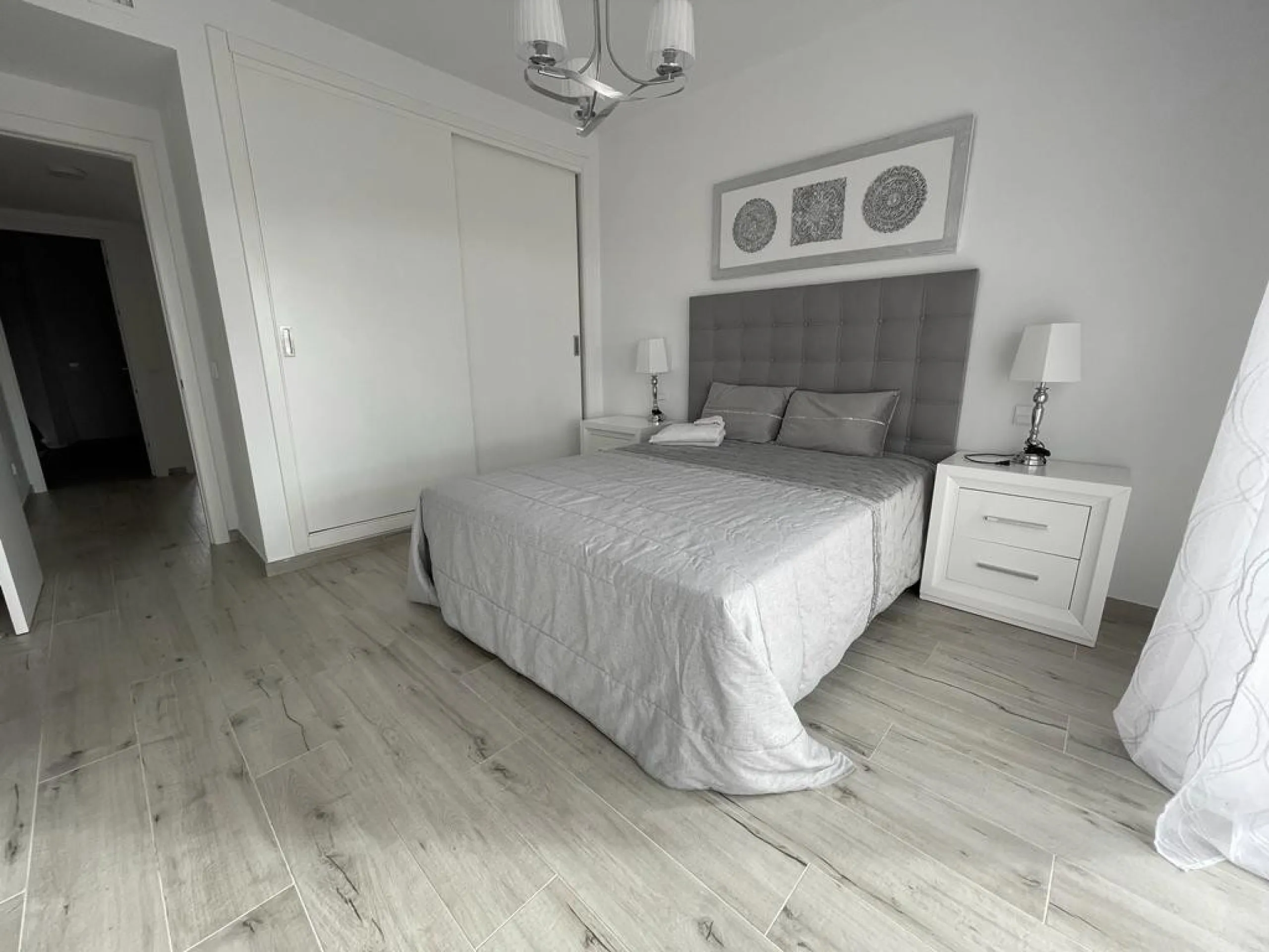 New south facing three bedroom townhouse in Paraiso Bellevue, in El Paraiso on the New Golden Mile, just a short drive from the beach and all leisure amenities. The complex boasts fantastically maintained gardens and a large communal lagoon style swimming