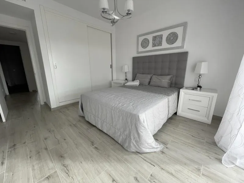New south facing three bedroom townhouse in Paraiso Bellevue, in El Paraiso on the New Golden Mile, just a short drive from the beach and all leisure amenities. The complex boasts fantastically maintained gardens and a large communal lagoon style swimming
