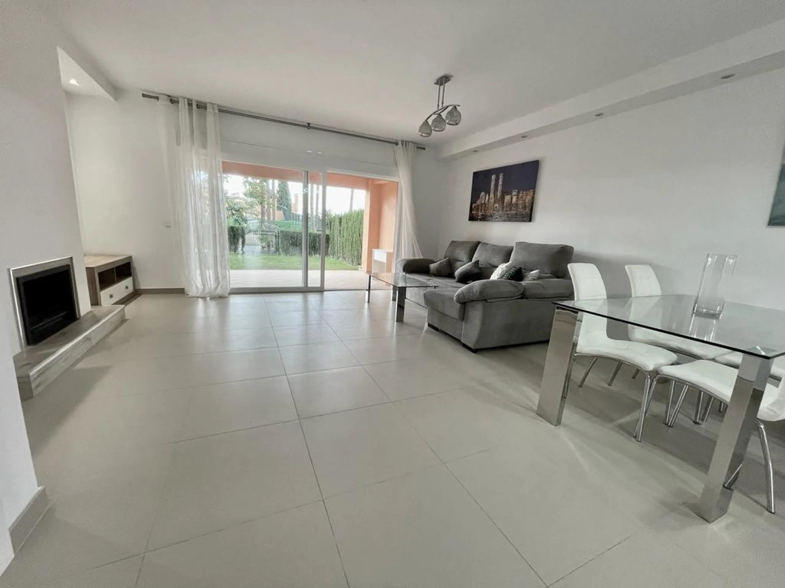 New south facing three bedroom townhouse in Paraiso Bellevue, in El Paraiso on the New Golden Mile, just a short drive from the beach and all leisure amenities. The complex boasts fantastically maintained gardens and a large communal lagoon style swimming