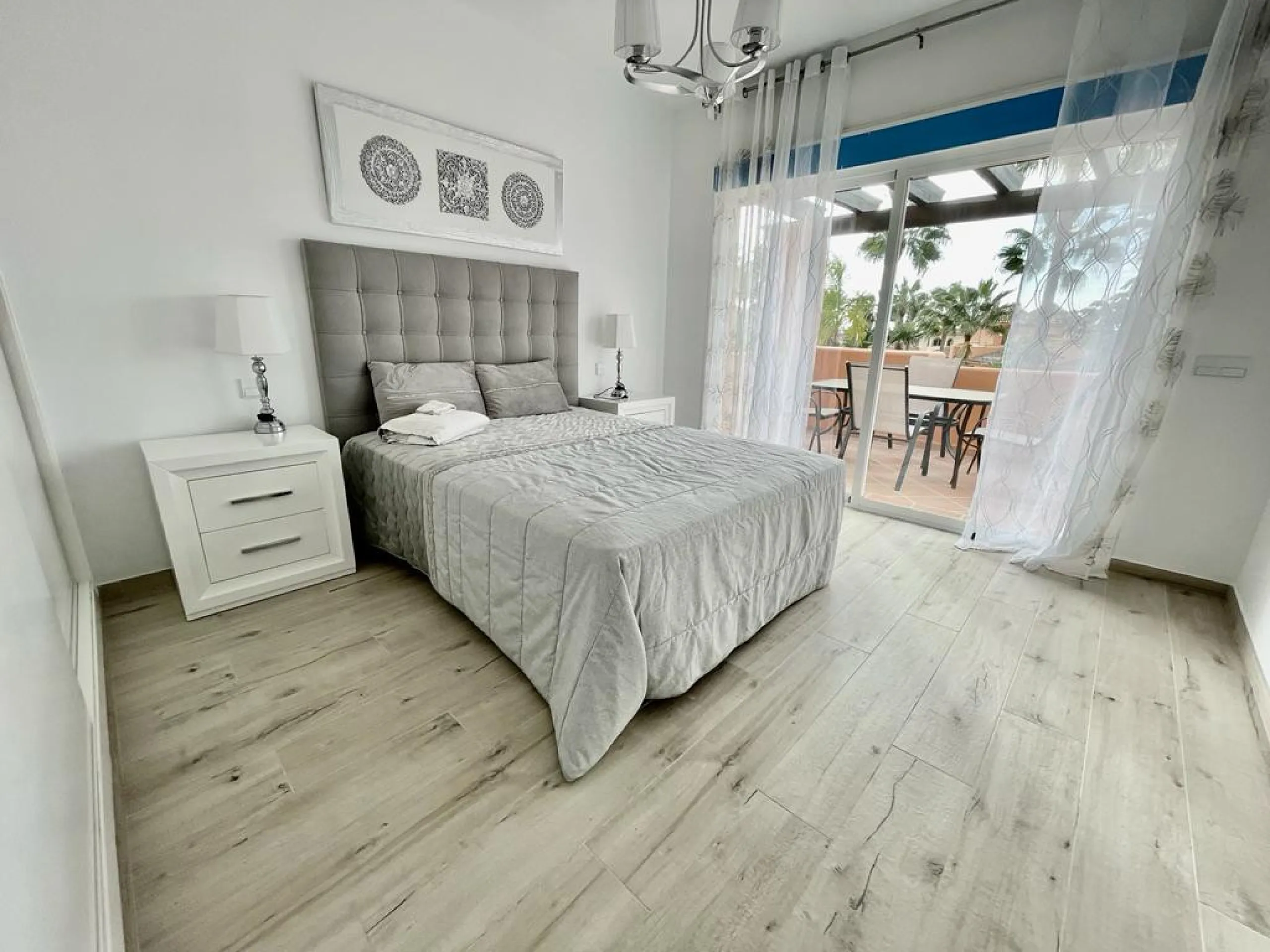 New south facing three bedroom townhouse in Paraiso Bellevue, in El Paraiso on the New Golden Mile, just a short drive from the beach and all leisure amenities. The complex boasts fantastically maintained gardens and a large communal lagoon style swimming
