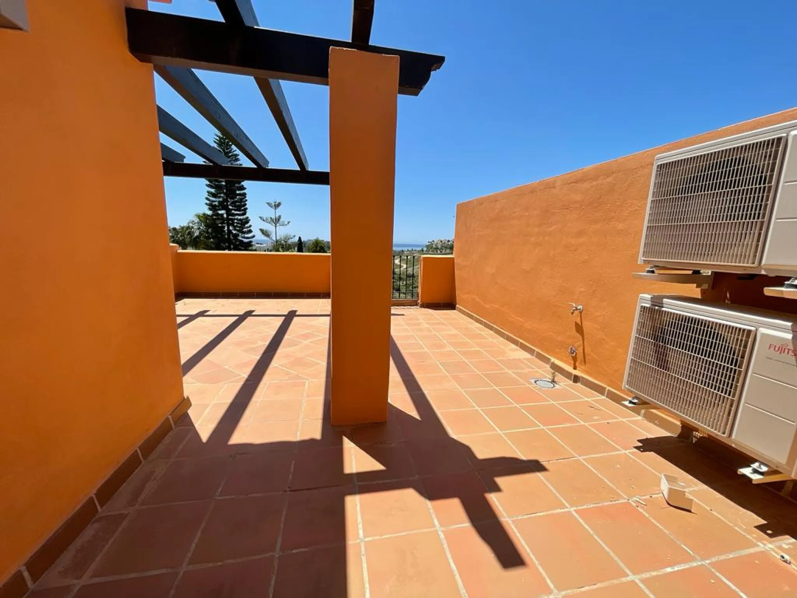 New south facing three bedroom townhouse in Paraiso Bellevue, in El Paraiso on the New Golden Mile, just a short drive from the beach and all leisure amenities. The complex boasts fantastically maintained gardens and a large communal lagoon style swimming