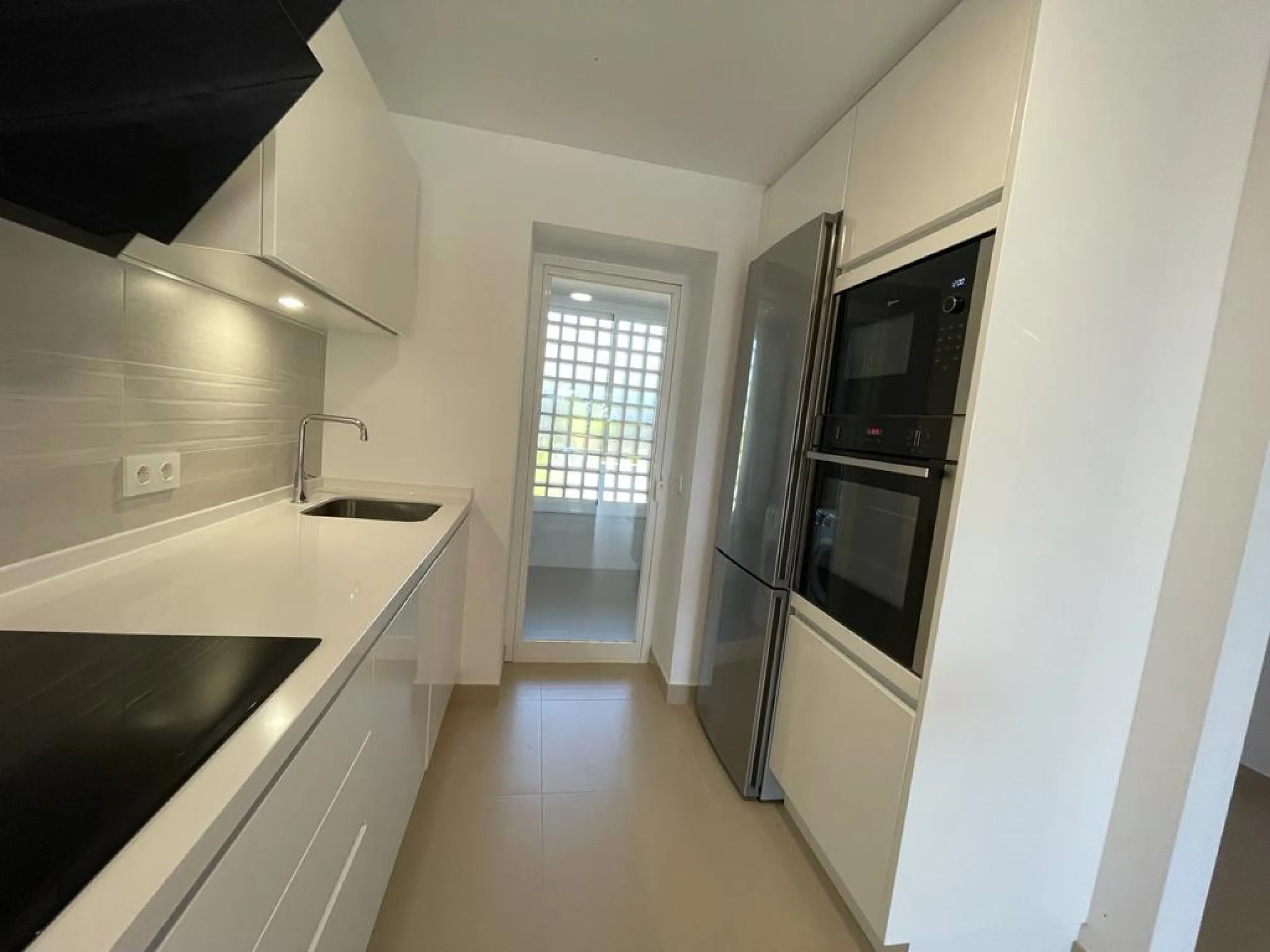 New south facing three bedroom townhouse in Paraiso Bellevue, in El Paraiso on the New Golden Mile, just a short drive from the beach and all leisure amenities. The complex boasts fantastically maintained gardens and a large communal lagoon style swimming