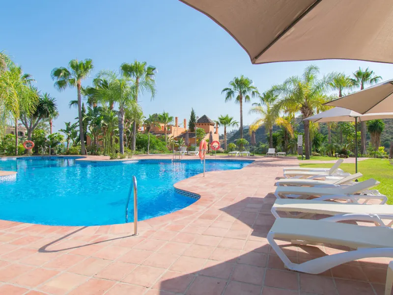 New south facing three bedroom townhouse in Paraiso Bellevue, in El Paraiso on the New Golden Mile, just a short drive from the beach and all leisure amenities. The complex boasts fantastically maintained gardens and a large communal lagoon style swimming