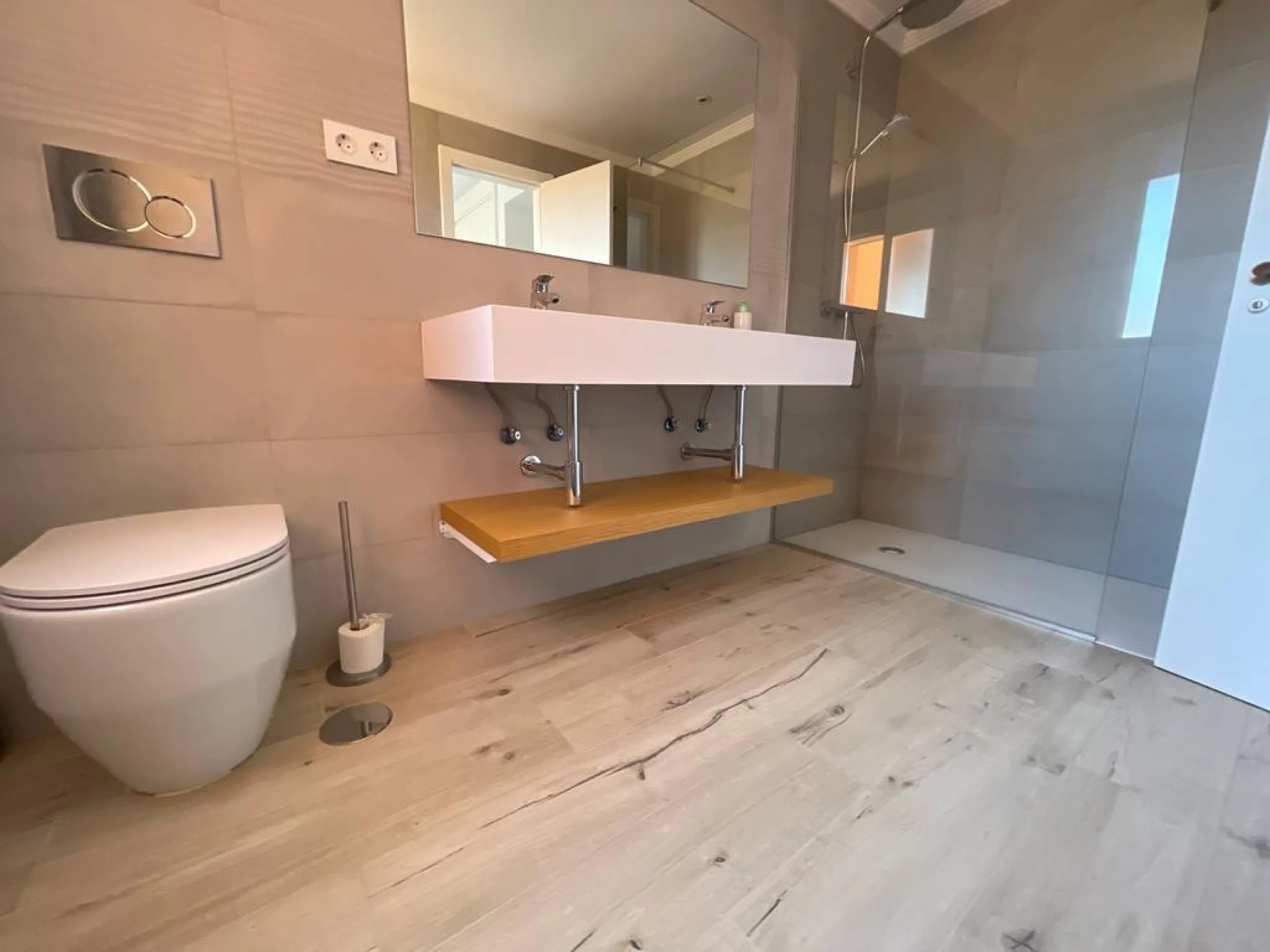 New south facing three bedroom townhouse in Paraiso Bellevue, in El Paraiso on the New Golden Mile, just a short drive from the beach and all leisure amenities. The complex boasts fantastically maintained gardens and a large communal lagoon style swimming