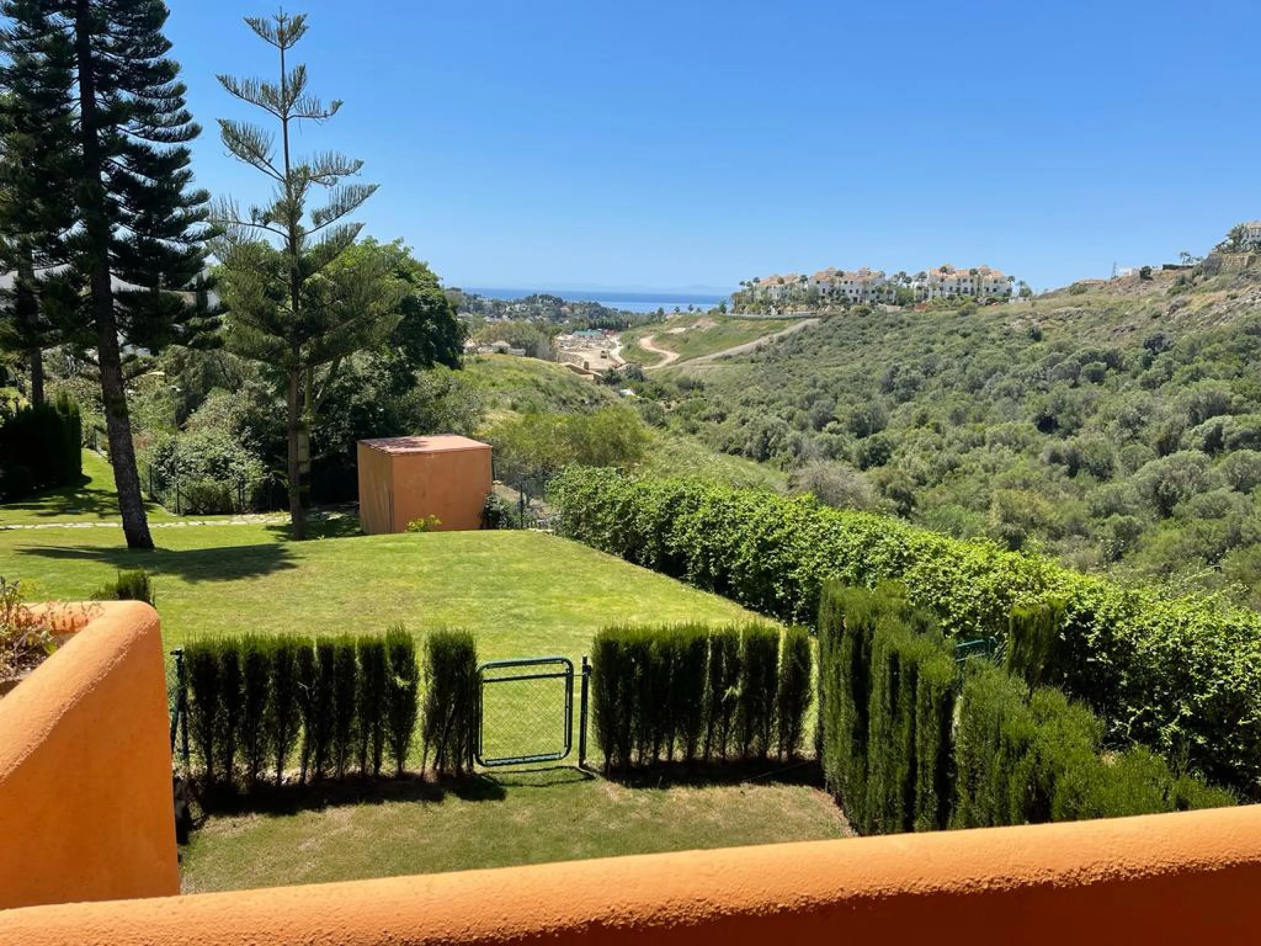New south facing three bedroom townhouse in Paraiso Bellevue, in El Paraiso on the New Golden Mile, just a short drive from the beach and all leisure amenities. The complex boasts fantastically maintained gardens and a large communal lagoon style swimming